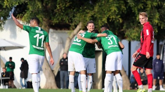 Die Kollegen feiern mit Keanan Bennetts das 2:1 für Gladbach gegen Freiburg.