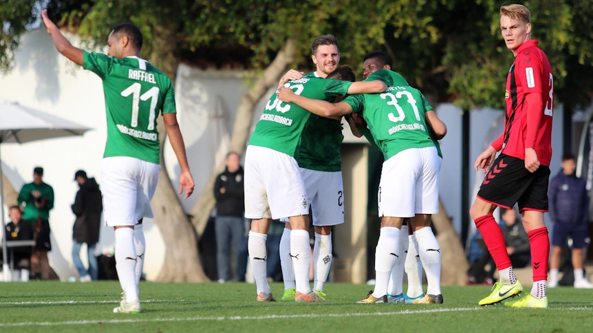 Die Kollegen feiern mit Keanan Bennetts das 2:1 für Gladbach gegen Freiburg.