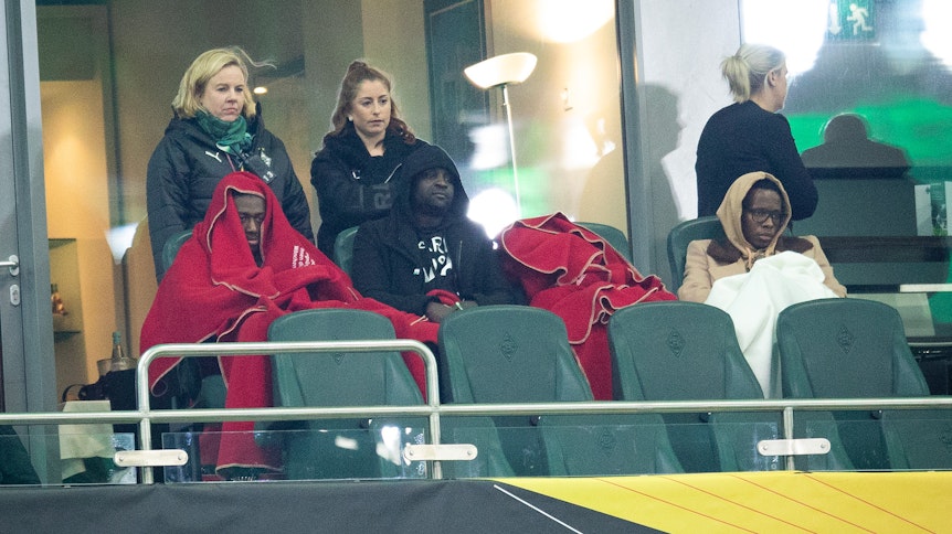 Ibrahima Traoré (rechts) auf der Tribüne des Borussia-Parks.
