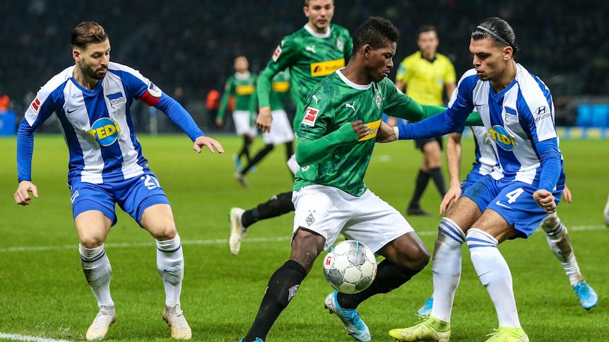 Gladbachs Breel Embolo führt einen seiner 38 Zweikämpfe gegen Hertha BSC.