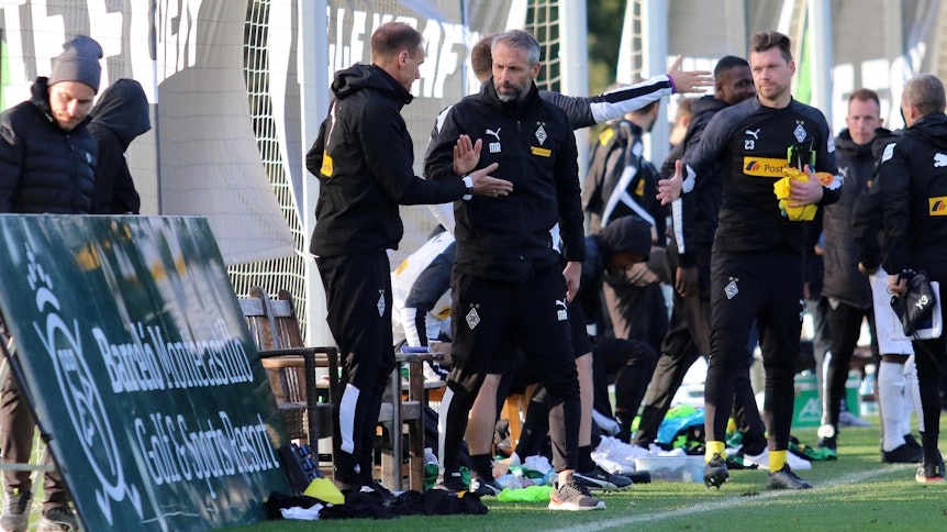 Marco Rose klatscht nach Gladbachs 2:1 gegen Freiburg mit seinem Co-Trainer Alexander Zickler ab.