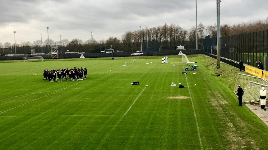 Präsident Rolf Königs (rechter Bildrand) schaut beim Trainingsauftakt am 4. Januar zu.