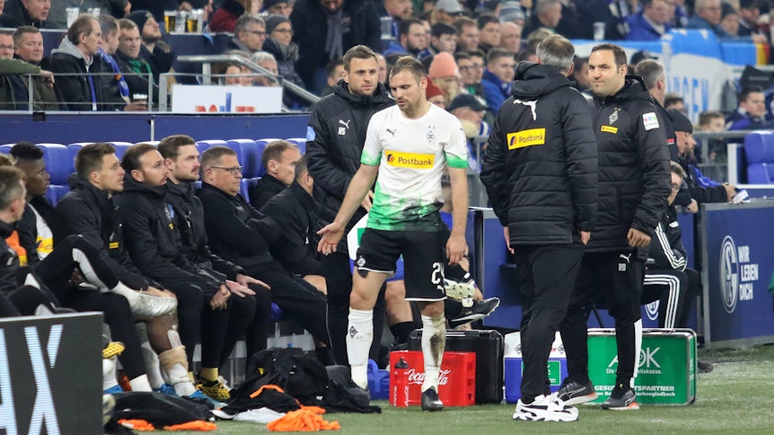 Da war er noch voll im Einsatz: Tony Jantschke im Duell mit Schalkes Michael Gregoritsch.