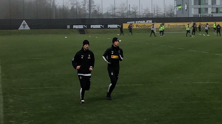 Innenverteidiger Nico Elvedi mit Athletiktrainer Quirin Löppert.