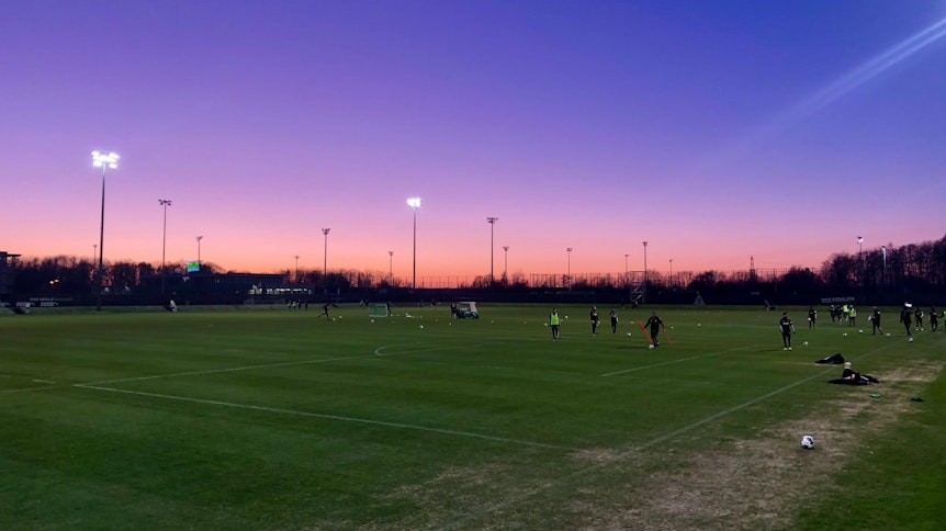Konnte sich mehr sehen lassen als die Personalsituation: der Himmel über dem Borussia-Park.