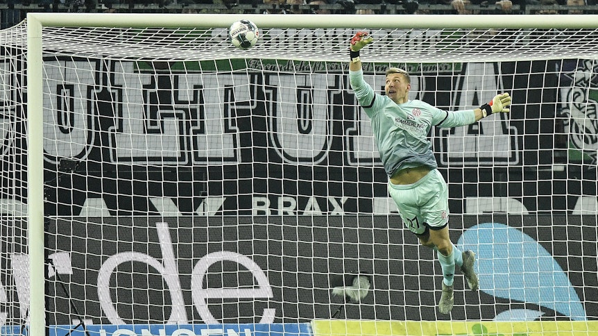 Robin Zentner von Mainz 05 kann dem Ball von Florian Neuhaus nur noch nachgucken.
