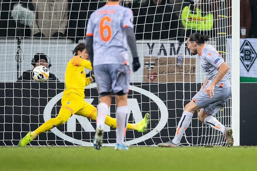 Enzo Crivelli netzt ein für Istanbul Basaksehir gegen Borussia Mönchengladbach.