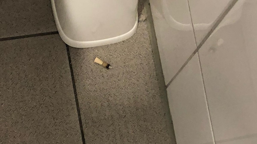 In der Gästekabine wurden Zigarattenstummel auf den Boden geworfen.