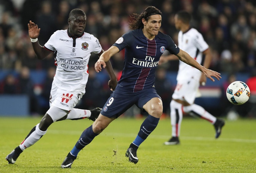 Malang Sarr (l.), hier im Duell mit Edison Cavani, stand auf dem Zettel von Max Eberl ganz oben.