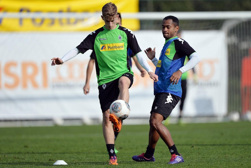 Sinan Kurt im Training bei Borussia Mönchengladbach mit Raffael.