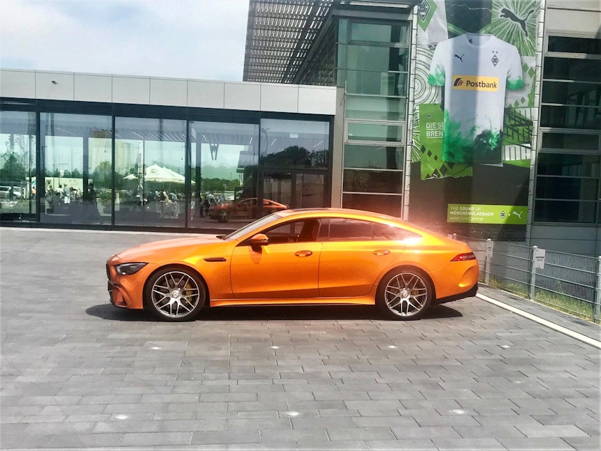 Dieser Mercedes-AMG GT 4-Türer Coupé steht neuerdings am Borussia-Park.