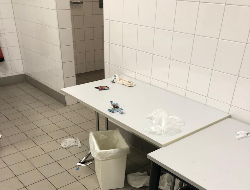Statt den Mülleimer zu nutzen, ließen die Gäste einfach alles liegen.