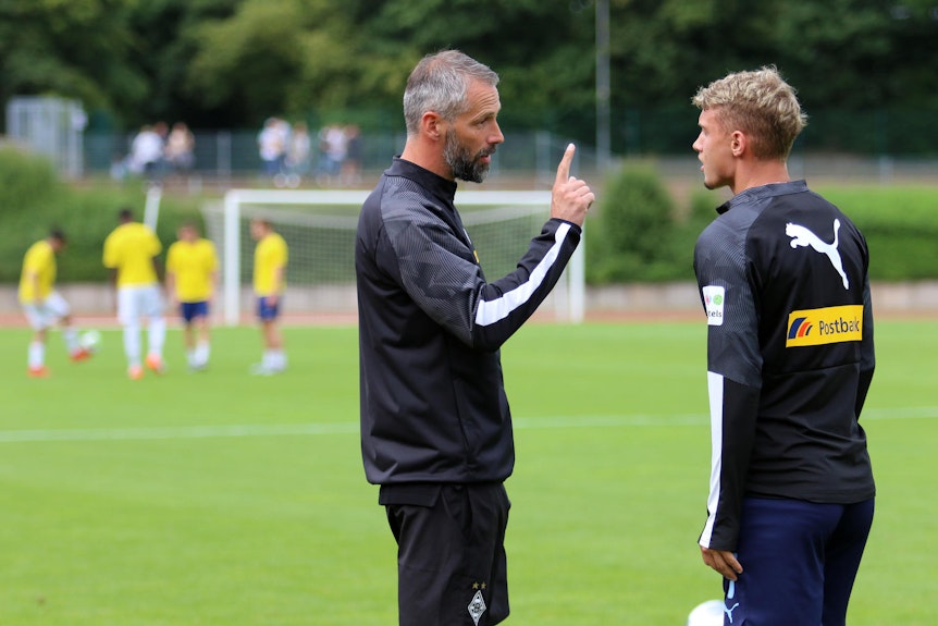 Marco Rose (links) gibt Michael Cuisance Anweisungen.