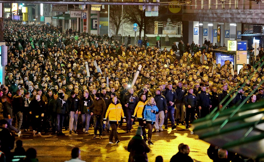 Rund 2000 Fans von Borussia Mönchengladbach sind am Donnerstag in Graz zu Fuß von der Stadt zum Stadion gelaufen.
