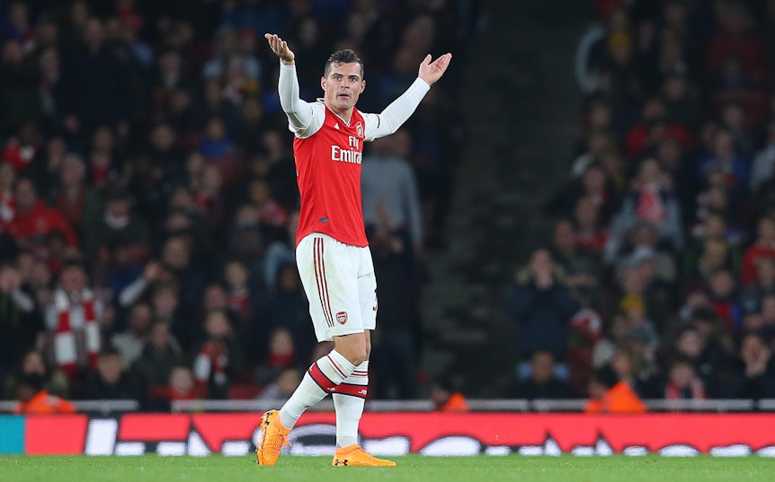 Granit Xhaka reagiert bei seiner Auswechslung auf die Pfiffe der Fans.