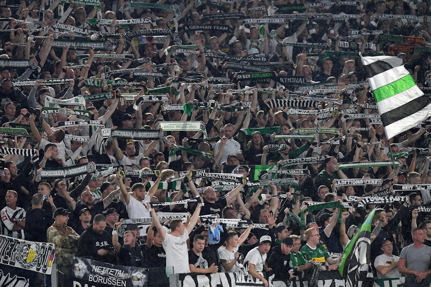 Die Gladbach-Fans während des Spiels bei der AS Rom.