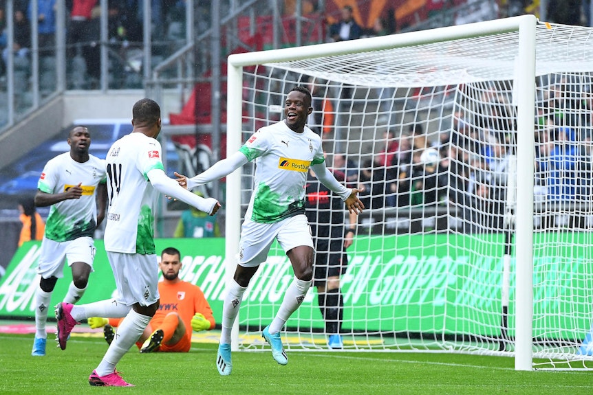 Denis Zakaria bejubelt gegen den FC Augsburg sein erstes Saisontor für Borussia Mönchengladbach.
