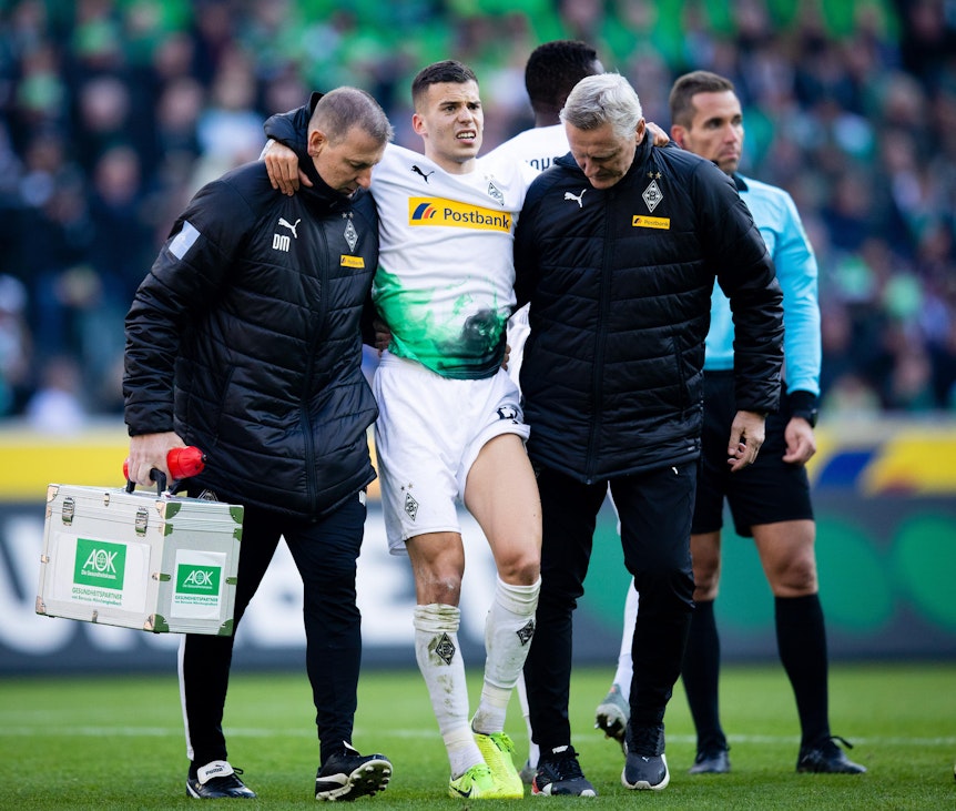 Laszlo Bénes wird gestützt, als er gegen den SV Werder Bremen vom Platz humpelt.