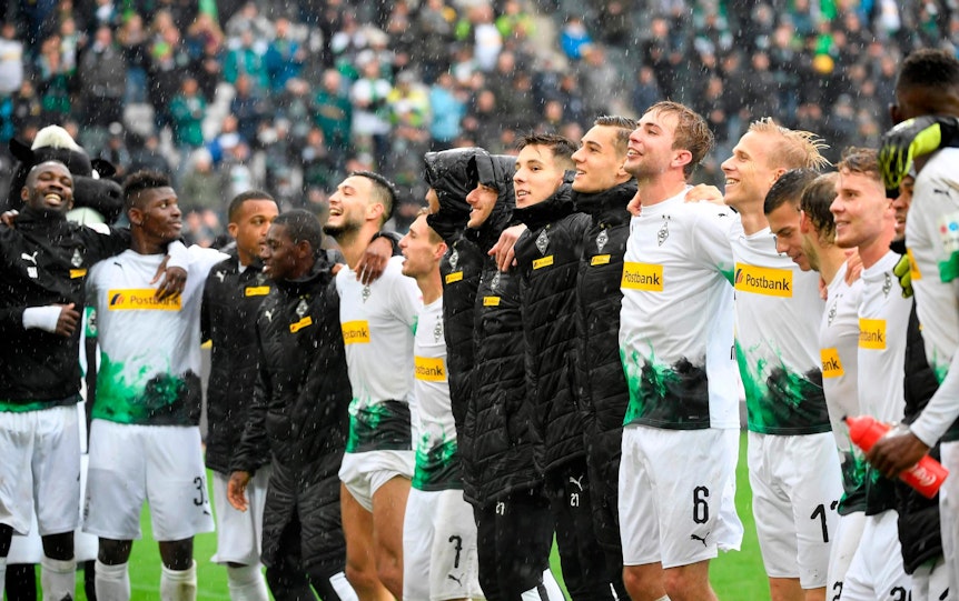 Borussia Mönchengladbach feiert die Tabellenführung mit den Fans.