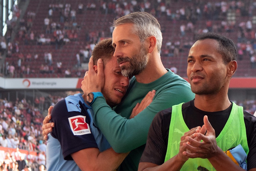Trainer Marco Rose umarmt Patrick Herrmann.