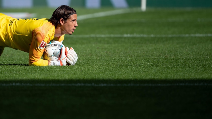 Gladbachs Torwart Yann Sommer droht gegen den FC Augsburg auszufallen.