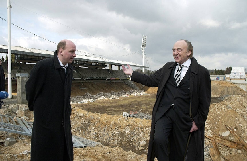 Geschäftsführer Stephan Schippers (links) und Präsident Rolf Königs verabschieden die Haupttribüne des Bökelbergs kurz vor ihrer Sprengung am 7. März 2006.