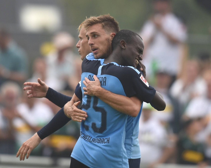 Famana Quizera (l.) jubelt mit Matchwinner Patrick Herrmann.