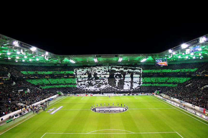 Die Fans von Borussia Mönchengladbach haben vor dem Spiel gegen Istanbul Basaksehir eine Stadtwappen-Choreo gezeigt.