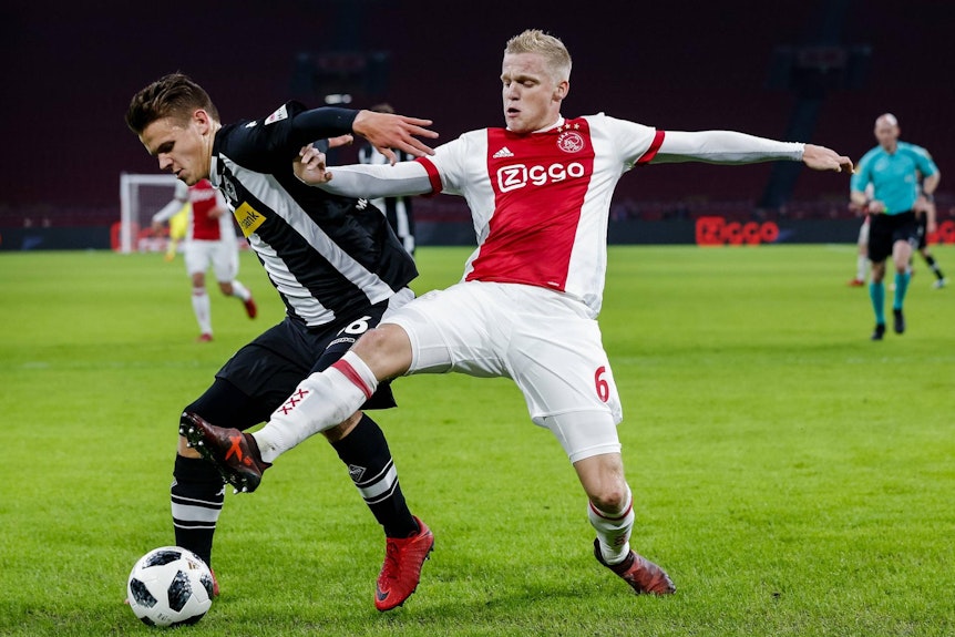 In einem Testspiel der Gladbacher bei Ajax Amsterdam bekam es Nils Rütten (links) mit Donny van de Beek zu tun.