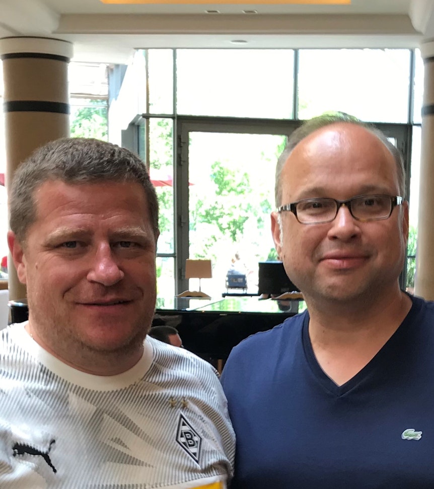 Mönchengladbachs Manager Max Eberl mit GladbachLIVE-Reporter Achim Müller im Trainingslager in Rottach-Egern