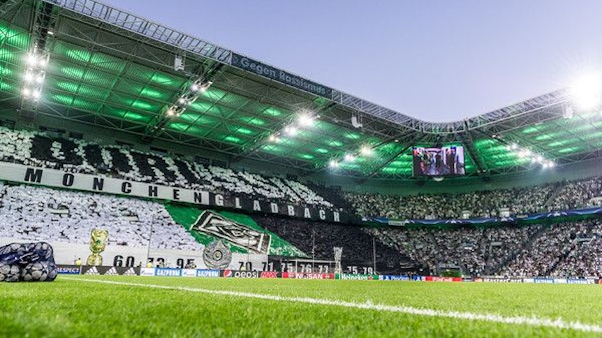 Gladbach-Fans in der Nordkurve zeigen vor einem Champions-League-Spiel eine Choreografie.