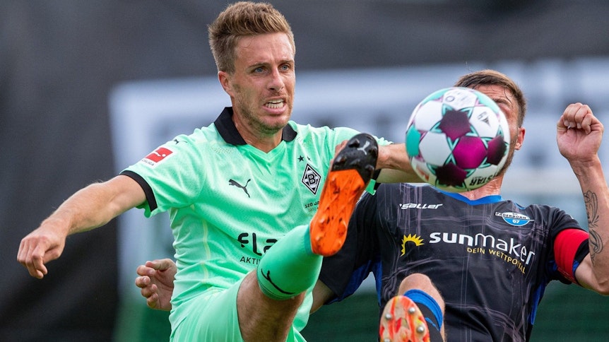 Patrick Herrmann (l.) kämpft im Testspiel gegen den SC Paderborn um den Ball.