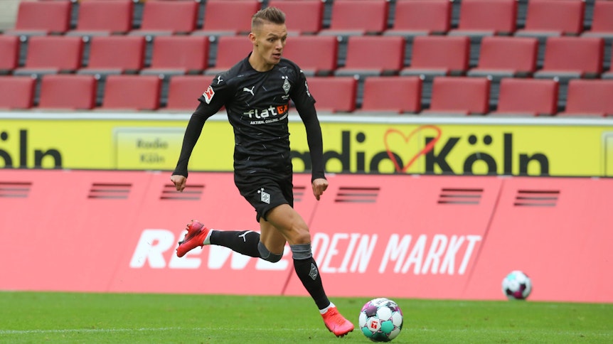 Hannes Wolf, Spieler der Gladbacher Borussia, kontrolliert im Vollsprint den Ball.