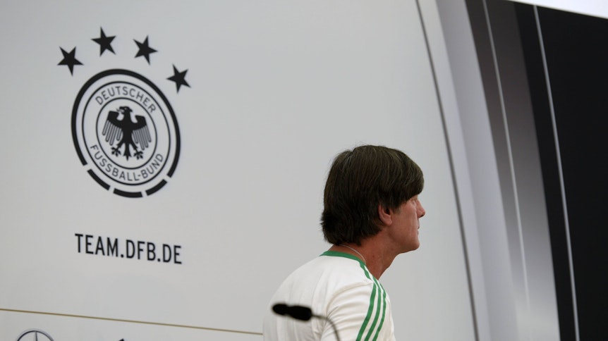 Bundestrainer Joachim Löw bei einer Pressekonferenz.