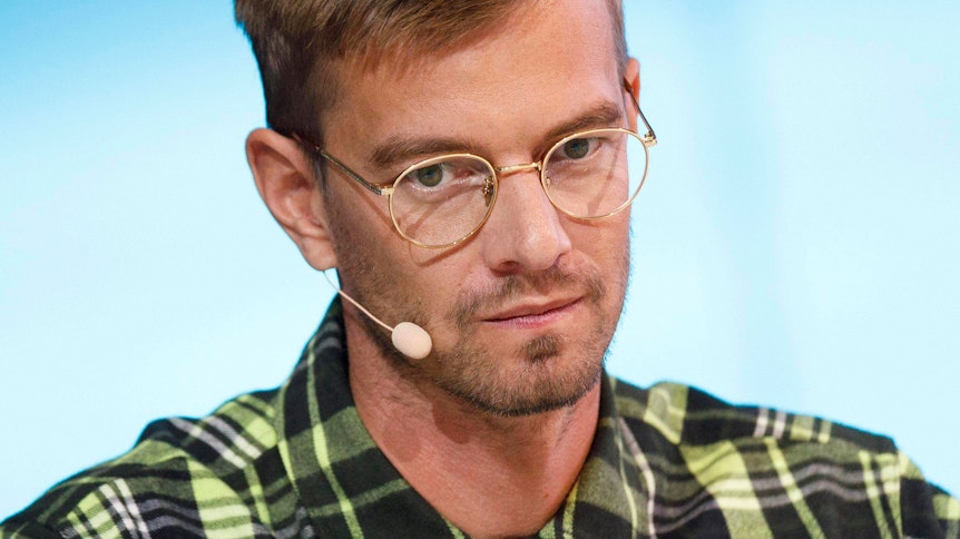 Moderator Joko Winterscheidt guckt skeptisch.