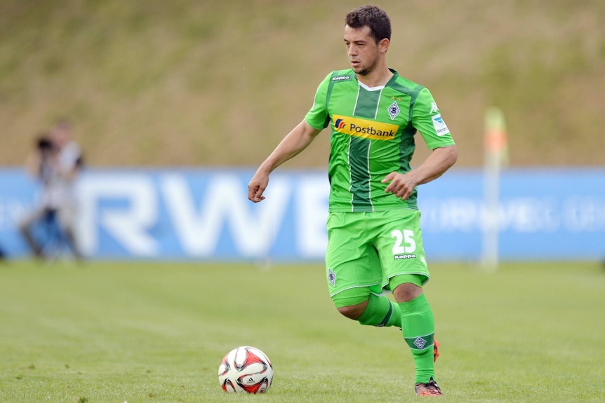 Amin Younes in einem Testspiel für Borussia Mönchengladbach am Ball.