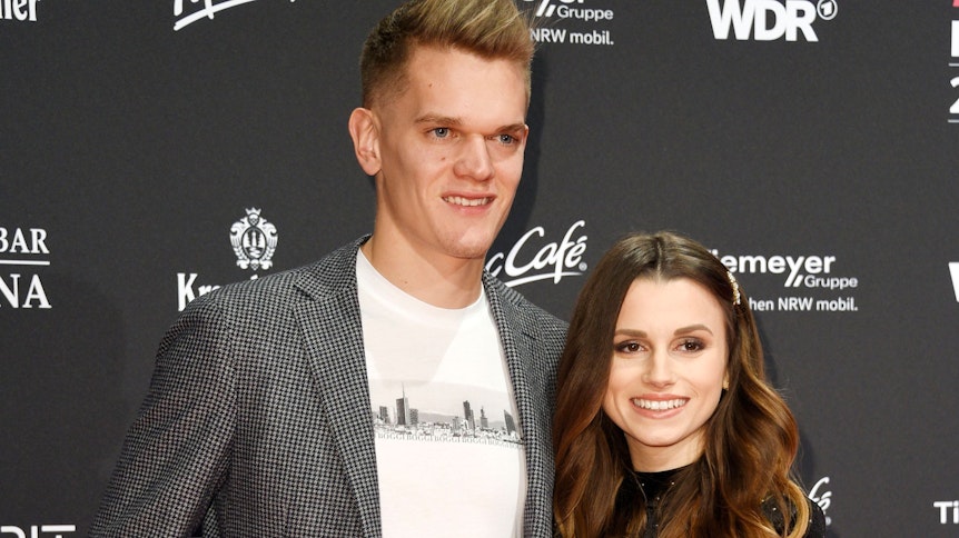 Matthias Ginter posiert mit Frau Christina auf dem roten Teppich.