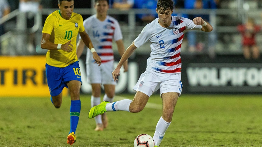 Joe Scally am Ball im Einsatz für die US-amerikanische U17-Nationalmannschaft.