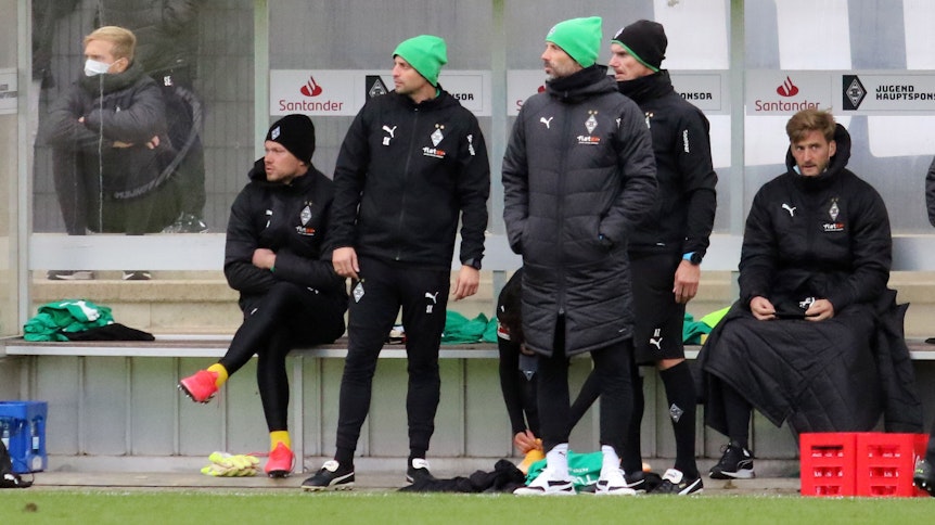 Gladbachs Trainerstab verfolgt das Testspiel gegen Fortuna Düsseldorf.