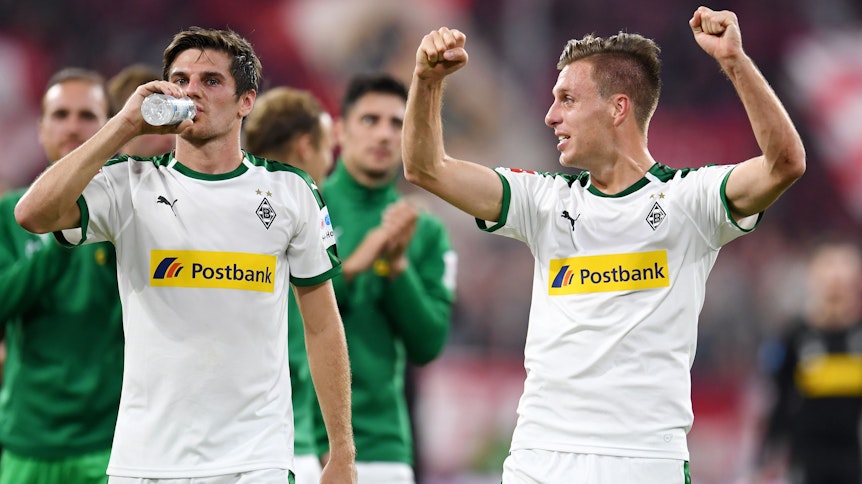 Patrick Herrmann (r.) freut sich über das 3:0 in der Münchener Allianz-Arena im Oktober 2018.