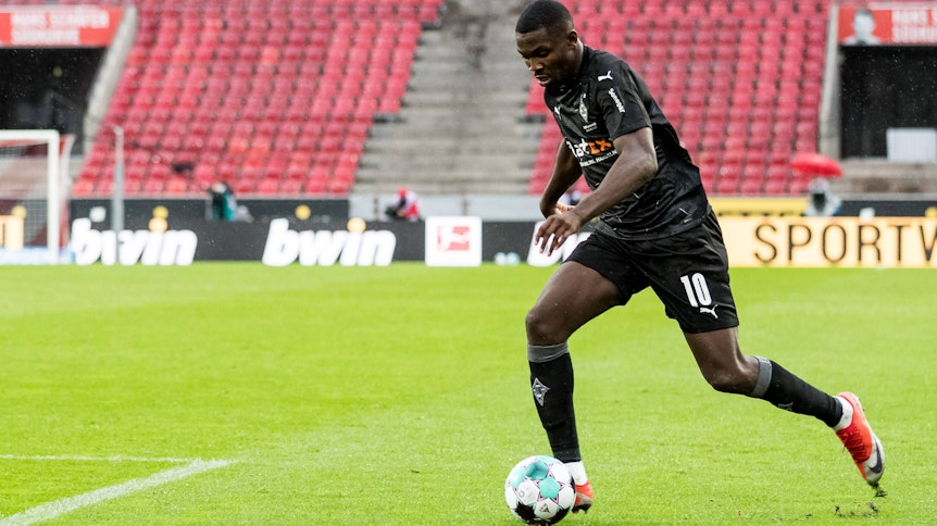 Marcus Thuram kontrolliert im Bundesliga-Spiel in Köln den Ball.