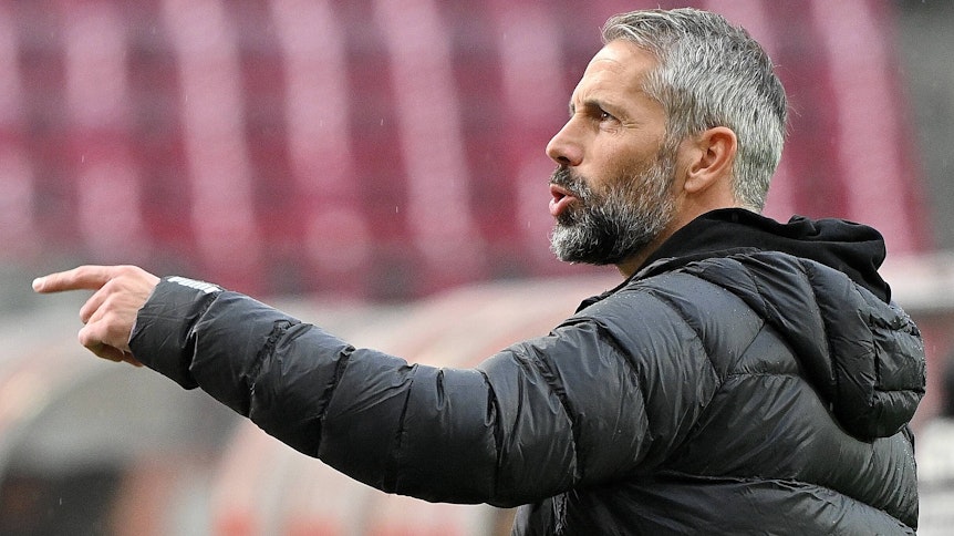 VfL-Trainer Marco Rose steht gestikulierend am Spielfeldrand.