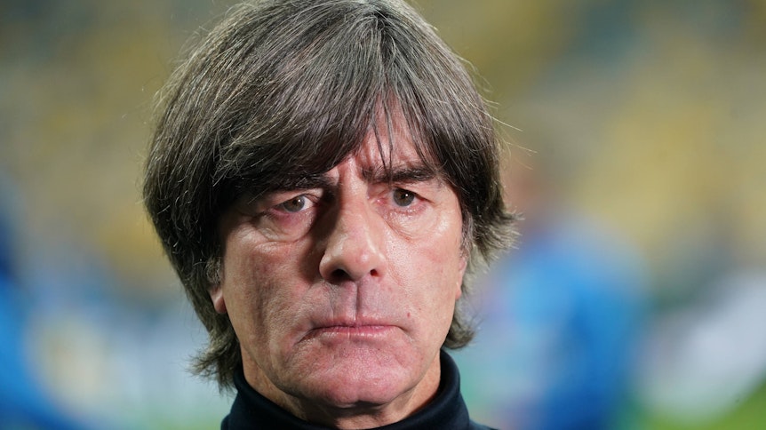 Nationaltrainer Joachim Löw schaut betreten in die Kamera.