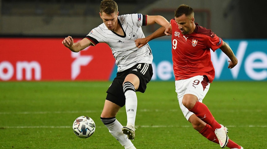 Matthias Ginter im Zweikampf mit dem Schweizer Haris Seferovic.