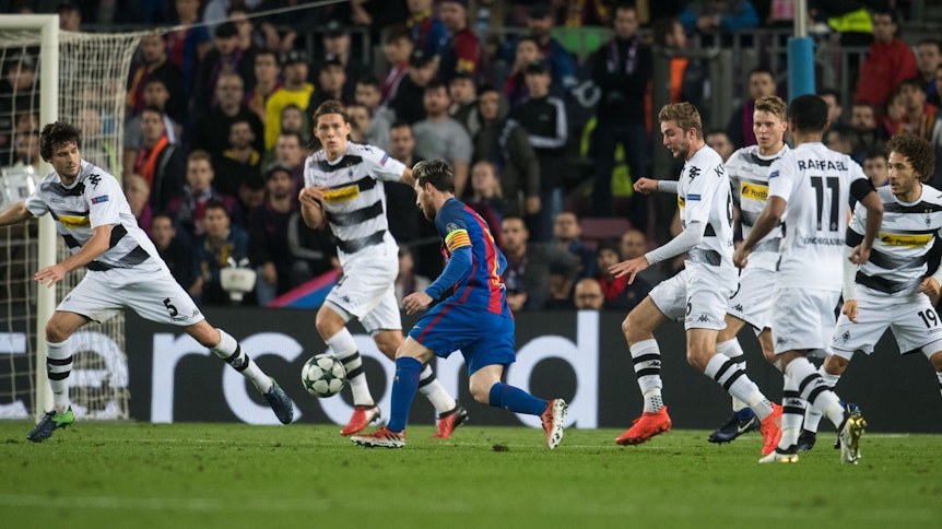 Letzter Auftritt in der Champions League: Gladbachs Spieler wollen Lionel Messi stoppen.