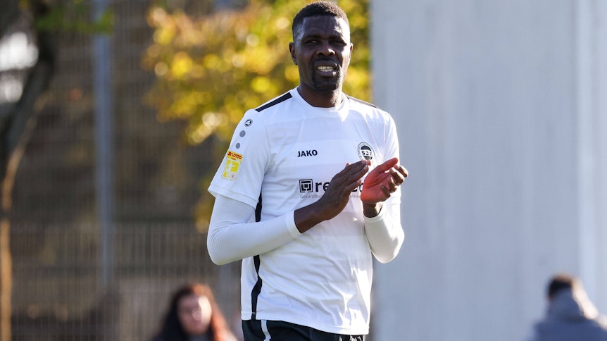 Mo Idrissou klatscht beim Spiel des SC Viktoria Griesheim in die Hände.