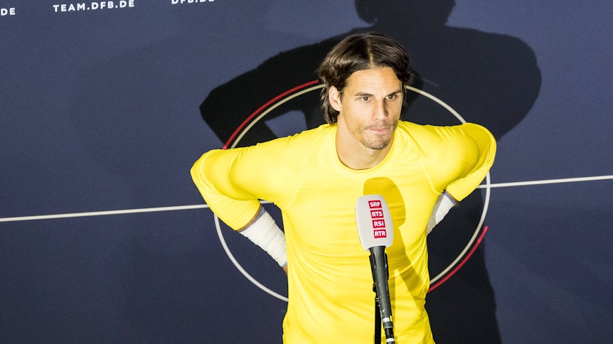 Yann Sommer gibt nach dem Nations-League-Spiel der Schweizer in Deutschland Interviews.