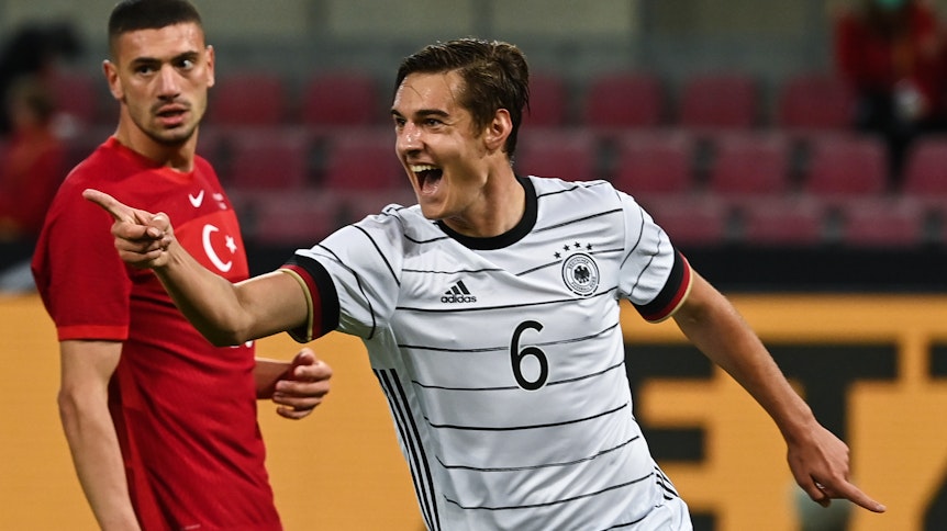 Florian Neuhaus jubelt über seinen ersten Länderspieltreffer.