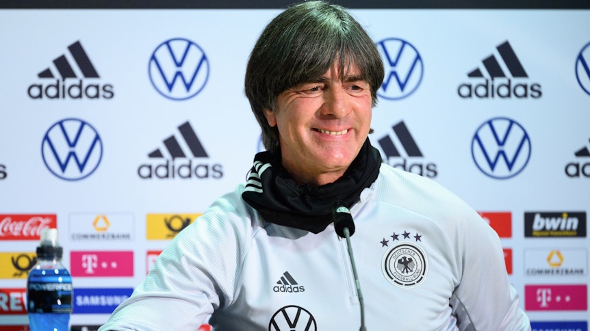 Bundestrainer Joachim Löw lacht bei der PK.