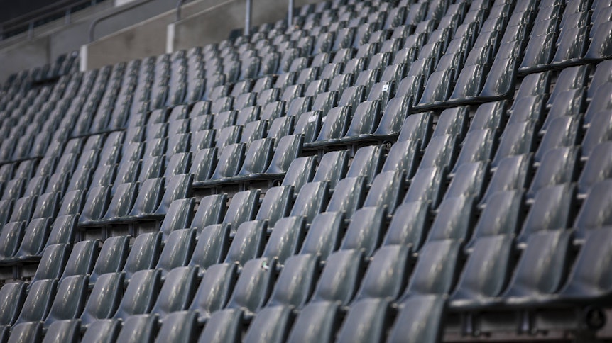 Leere Sitzschalen im Borussia-Park in Mönchengladbach.